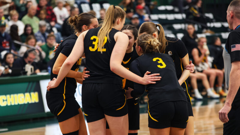 Huskies women have strong first half, but it’s not enough at No. 20 Wildcats